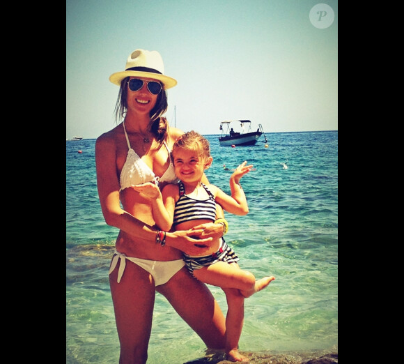 Alessandra Ambrosio en vacances avec sa famille a posté ce cliché de Sicile sur son compte Path. Ici, avec sa fille Anja. Août 2012