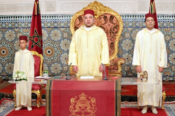 Le roi Mohammed VI du Maroc avec le prince Moulay Hassan et le prince Moulay Rachid pour la Fête du Trône le 30 juillet 2012.