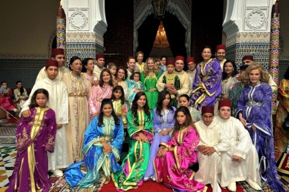 Photo du mariage du prince Moulay Ismail le 25 septembre 2009. La princesse Lalla Amina était présente (de profil, 2e en partant de la droite).
