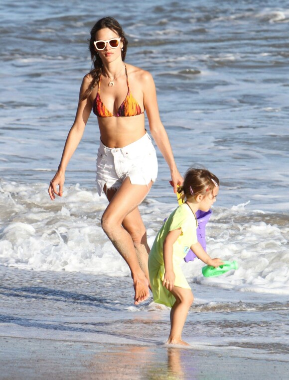 Alessandra Ambrosio ne quitte plus son short en jean blanc qu'elle porte à la plage comme sur le pavé de L.A.