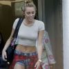 Miley Cyrus twiste son short avec une chemise nouée sur les hanches. Un moyen de décomplexer l'ultra-court ?