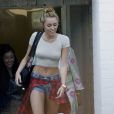 Miley Cyrus twiste son short avec une chemise nouée sur les hanches. Un moyen de décomplexer l'ultra-court ?