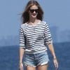 Rosie Huntington-Whiteley porte un modèle taille haute vintage avec une marinière