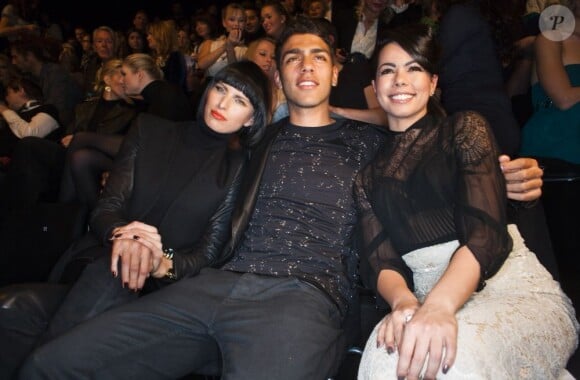 Noah Becker, fils de Boris Becker, ici en janvier 2012 entre Karolina Kurkova et Fernanda Brandao lors de la Fashion Week de Berlin, a été surpris le 20 août 2012 en plein baiser fougueux avec Cosma Hagen, fille de Nina.