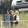 Angelina Jolie porte ses cornes sur le tournage de Maleficent en juin 2012 en Angleterre. Ses jumeaux Vivienne et Knox étaient présents pour la voir.