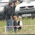 Angelina Jolie porte ses cornes sur le tournage de  Maleficent  en juin 2012 en Angleterre. Ses jumeaux Vivienne et Knox étaient présents pour la voir.
