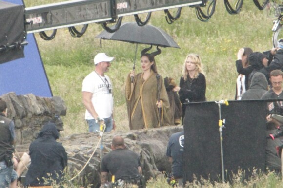 Angelina Jolie porte ses cornes sur le tournage de Maleficent en juin 2012 en Angleterre.