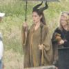 Angelina Jolie porte ses cornes sur le tournage de Maleficent en juin 2012 en Angleterre. Ses jumeaux Vivienne et Know étaient présents.