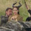 Angelina Jolie porte ses cornes sur le tournage de Maleficent en juin 2012 en Angleterre. Ses jumeaux Vivienne et Knox étaient présents.