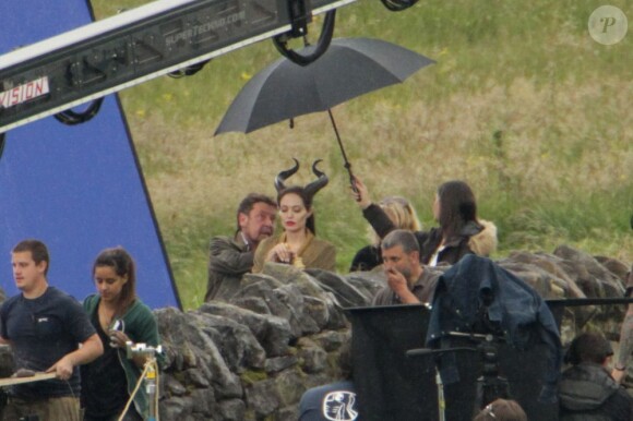 Angelina Jolie porte ses cornes sur le tournage de Maleficent en juin 2012 en Angleterre. Ses jumeaux Vivienne et Knox étaient présents.