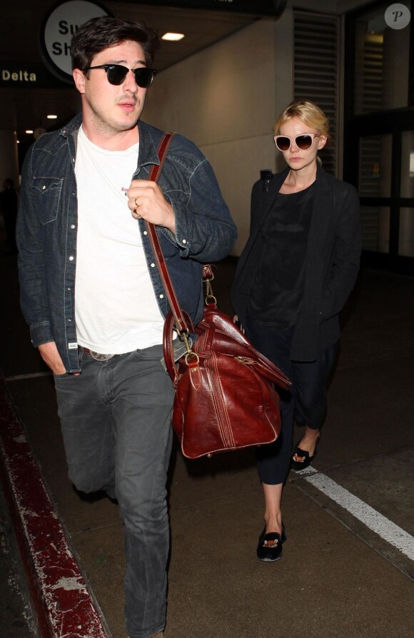 La discrète Carey Mulligan et son mari Marcus Mumford de passage à l'aéroport de Los Angeles le 23 août 2012