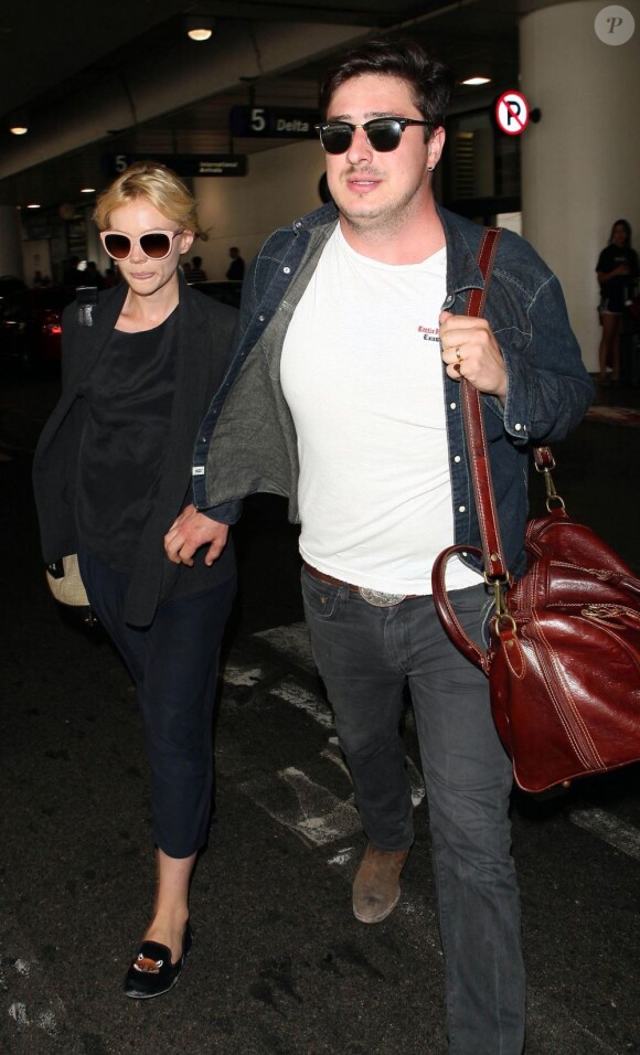 Carey Mulligan et son mari Marcus Mumford de passage à l'aéroport de Los Angeles le 23 août 2012
