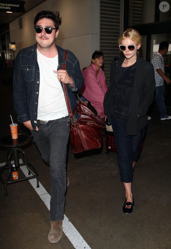 Carey Mulligan et son mari Marcus Mumford de passage à l'aéroport de Los Angeles le 23 août 2012