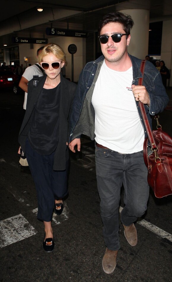 La charmante Carey Mulligan et son époux Marcus Mumford de passage à l'aéroport de Los Angeles le 23 août 2012