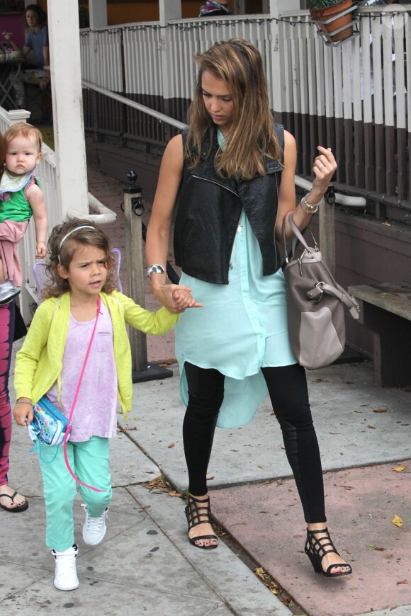 Jessica Alba et ses filles ont passé une belle journée à Los Angeles le 24 août 2012