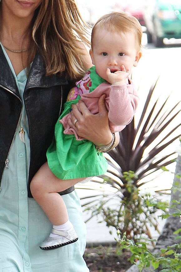Jessica Alba sort du Pain Quotidien à Los Angeles le 24 août 2012 avec son adorable fille Haven.