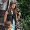 Jessica Alba et ses filles sont allées déjeuner au Pain Quotidien à Los Angeles le 24 août 2012