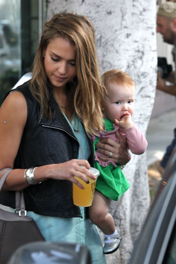 Jessica Alba et ses filles sont allées déjeuner au Pain Quotidien à Los Angeles le 24 août 2012