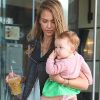 Jessica Alba sort du Pain Quotidien à Los Angeles le 24 août 2012 avec son adorable fille Haven dans les bras