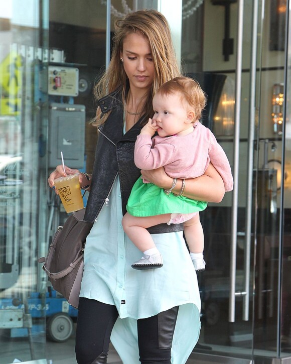 Jessica Alba sort du Pain Quotidien à Los Angeles le 24 août 2012 avec son adorable fille Haven dans les bras