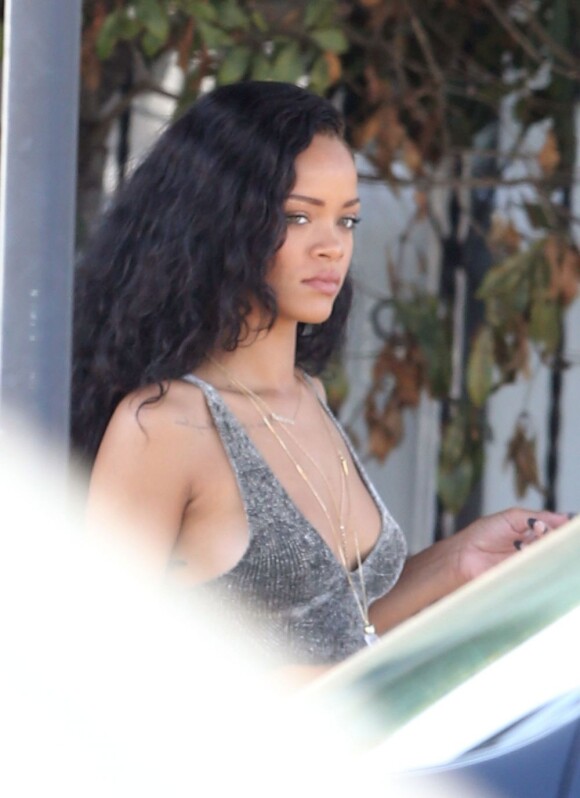 Rihanna, sage jeune femme à Los Angeles lors d'une sortie shopping chez Opening Ceremony le 25 août 2012