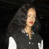 Rihanna, contrariée, lors d'une virée nocturne à Los Angeles... La star a réservé un doigt d'honneur aux paparazzi le 25 août 2012