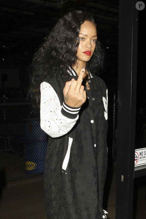 Rihanna, contrariée, lors d'une virée nocturne à Los Angeles... Le 25 août 2012