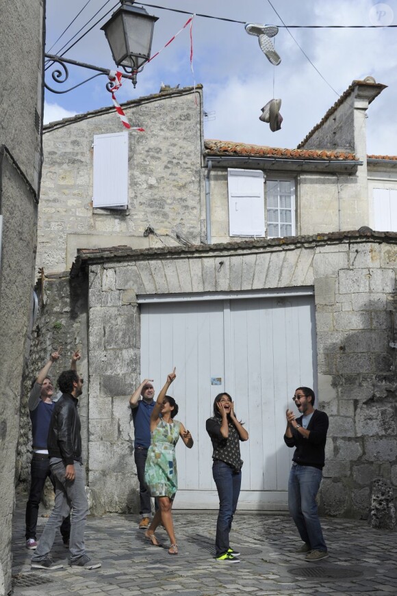 Géraldine Nakache, Baptiste Lecaplain, Manu Payet, Leïla Bekhti et Nader Boussandel dans les rues d'Angoulême durant le festival du film francophone le 26 août 2012