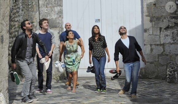 Géraldine Nakache, Baptiste Lecaplain, Manu Payet, Leïla Bekhti et Nader Boussandel dans les rues d'Angoulême durant le festival du film francophone le 26 août 2012