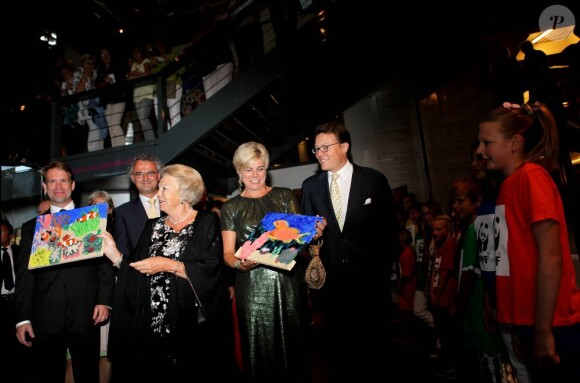 La reine Beatrix des Pays-Bas, avec son fils le prince Constantijn et la princesse Laurentien, assistait au concert LIFE: A Journey Through Time en faveur des 50 ans de la WWF néerlandaise, le 25 août 2012 au Concertgebouw d'Amsterdam.