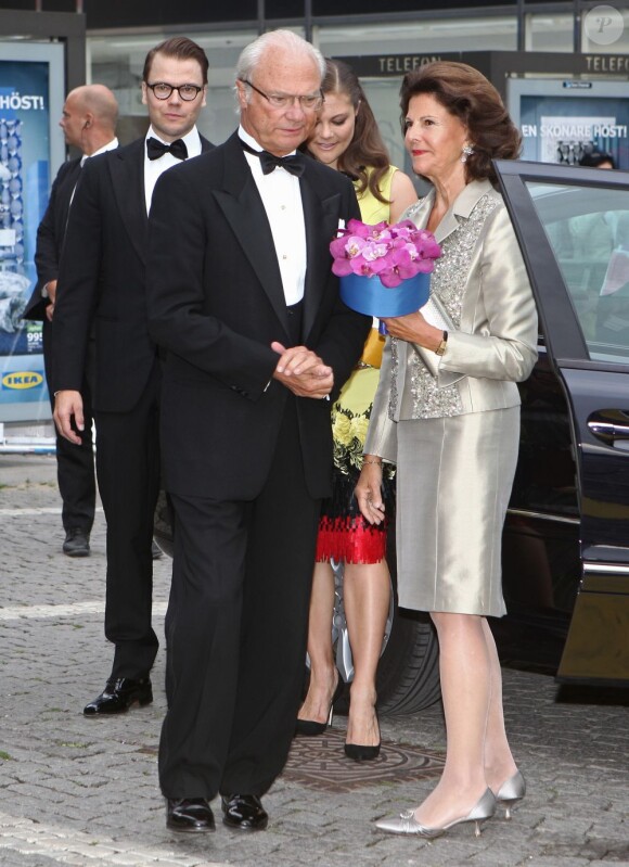 Le roi Carl XVI Gustaf de Suède et la reine Silvia arrivant à la cérémonie du Polar Music Prize 2012, le 28 août 2012, à Stockholm.