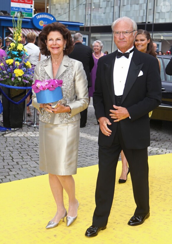 Le roi Carl XVI Gustaf de Suède et la reine Silvia arrivant à la cérémonie du Polar Music Prize 2012, le 28 août 2012, à Stockholm.