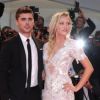 Zac Efron pose avec Maika Monroe sur le tapis rouge de la Mostra de Venise, le vendredi 31 août 2012.