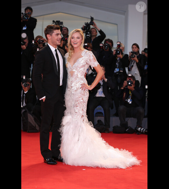 Zac Efron et Maika Monroe défilent sur le tapis rouge de la Mostra de Venise, le vendredi 31 août 2012.