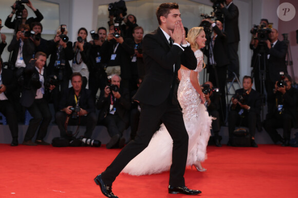 Zac Efron et Maika Monroe défilent sur le tapis rouge de la Mostra de Venise, le vendredi 31 août 2012.