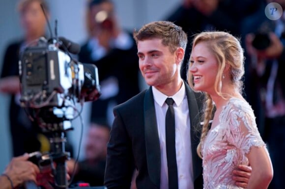 Zac Efron et Maika Monroe défilent sur le tapis rouge de la Mostra de Venise, le vendredi 31 août 2012.