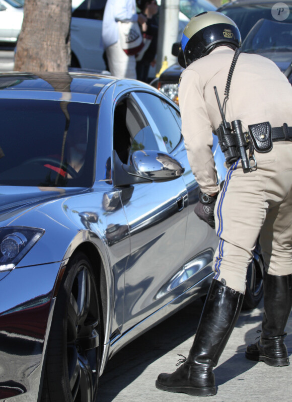 Justin Bieber, arrêté par la police. Apparement un véhicule qui le suivait de trop près, à Los Angeles, ce vendredi 31 août 2012.