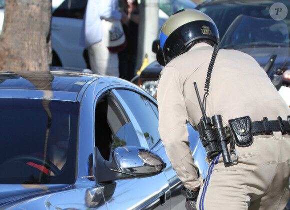Justin Bieber, arrêté par la police, surpris par un véhicule qui le suivait de trop près, à Los Angeles, ce vendredi 31 août 2012.