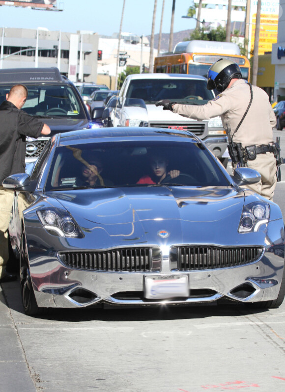 Justin Bieber, arrêté par la police, très surprise par un véhicule qui le suivait de trop près, à Los Angeles, ce vendredi 31 août 2012.