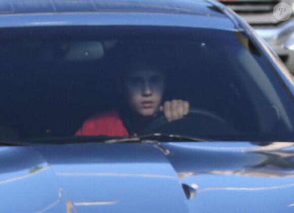 Justin Bieber, arrêté par la police, interloquée par un véhicule qui le suivait de trop près, à Los Angeles, ce vendredi 31 août 2012.