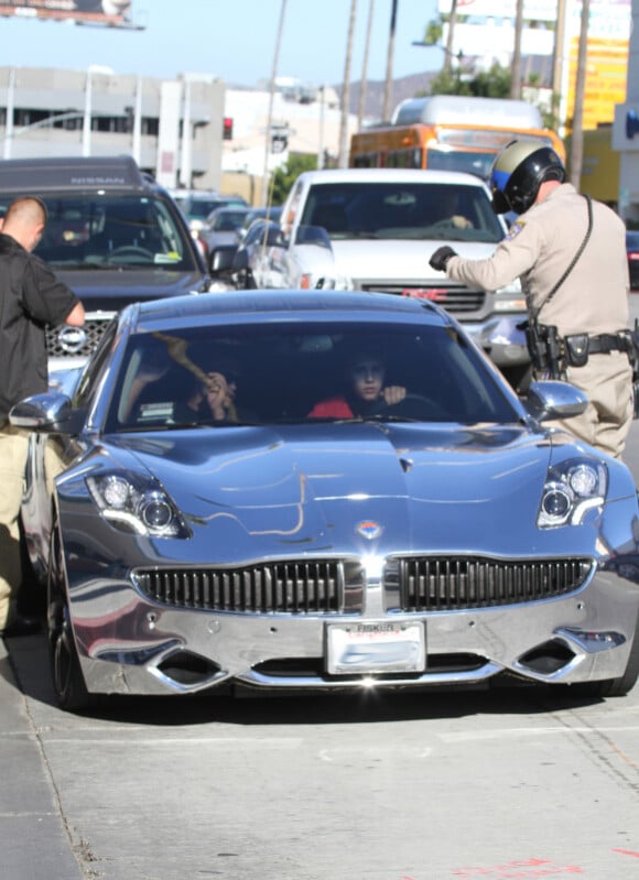 Justin Bieber, arrêté par la police,constatant qu'un véhicule le suivait de trop près, à Los Angeles, ce vendredi 31 août 2012.