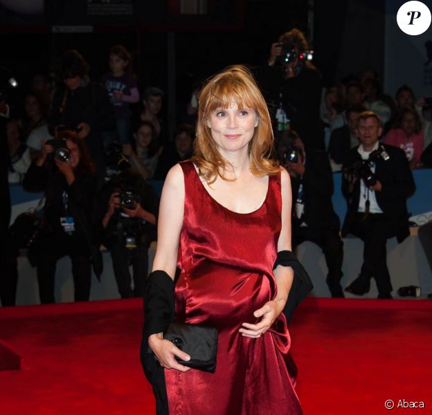 Isabelle Carré nous présente son ventre rond. Elle est enceinte de son troisième enfant et officialise sa grossesse lors de la Mostra de Venise, le 1er septembre 2012.