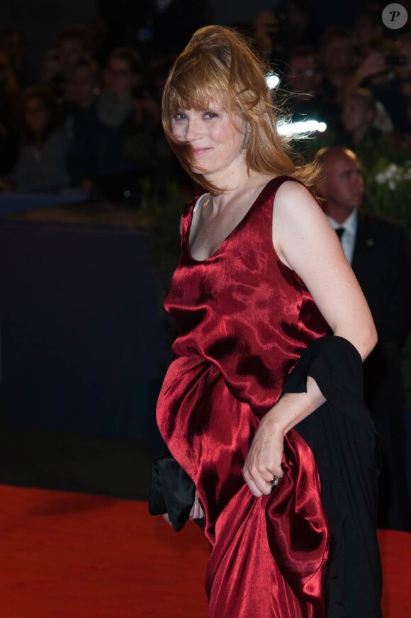 Isabelle Carré nous présente son ventre rond. Elle est enceinte de son troisième enfant et officialise sa grossesse lors de la Mostra de Venise, le 1er septembre 2012.