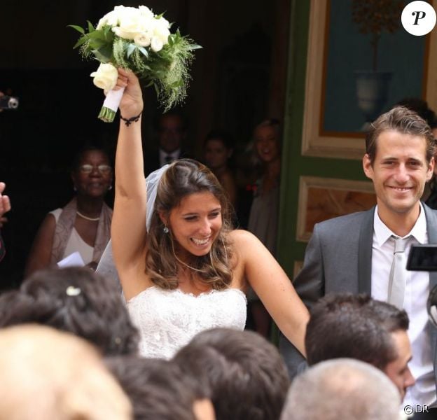 Mariage heureux de Nicolas Coullier et Julie Burdin, le 1er septembre 2012. Les mariés sortent de l'église après s'être dit "oui" !