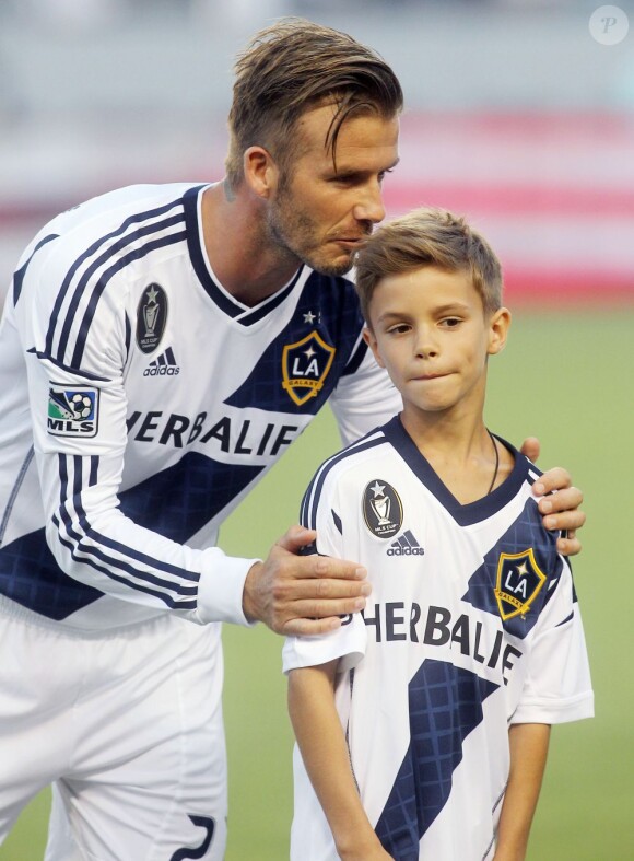 David Beckham et son fils Romeo entrent sur la pelouse du Home Depot Center de Carson avant la rencontre Los Angeles Galaxy et Vancouver Whitecaps. Le 1er septembre 2012.