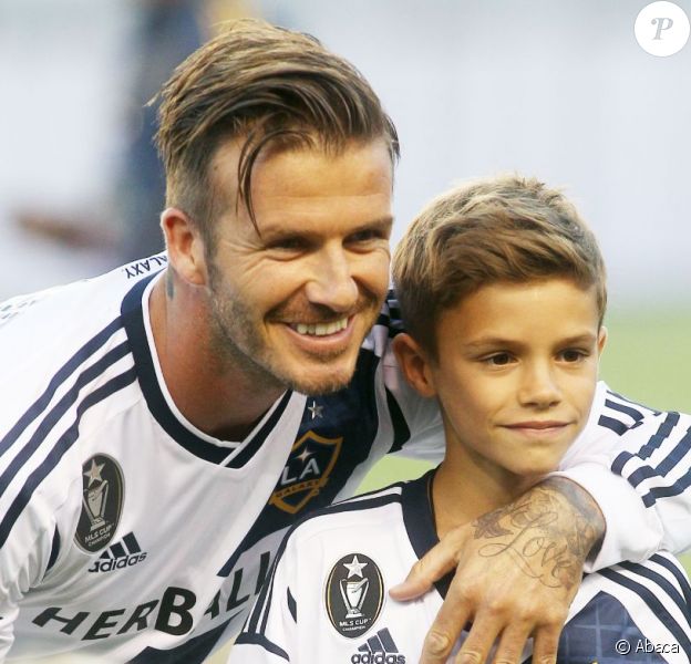 David Beckham et son fils Romeo entrent sur la pelouse du Home Depot Center de Carson avant la rencontre Los Angeles Galaxy et Vancouver Whitecaps. Le 1er septembre 2012.