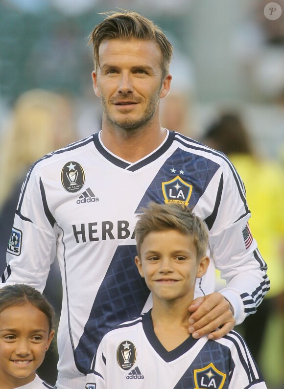 David Beckham et son fils Romeo sur la pelouse du Home Depot Center avant la rencontre Los Angeles Galaxy - Vancouver Whitecaps. Carson, le 1er septembre 2012.