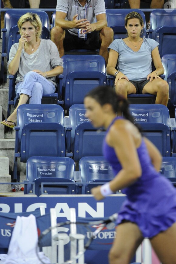 Amélie Mauresmo et Emilie Loit lors de la victoire de Marion Bartoli face à la Tchèque Petra Kvitova en huitièmes de finale de l'US Open le 2 septembre 2012 à New York