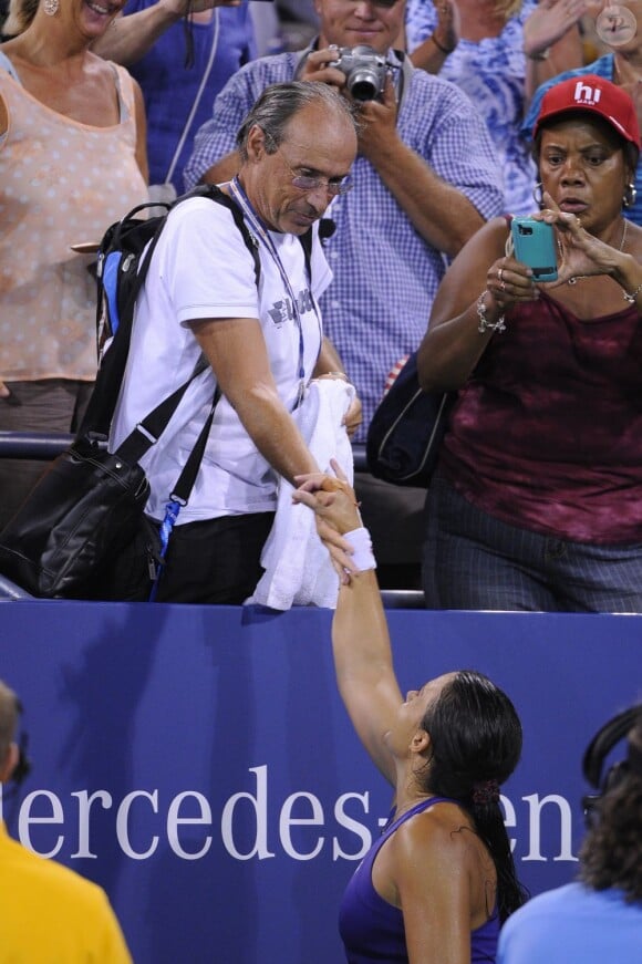 Marion Bartoli et son père lors de sa victoire écrasante face à la Tchèque Petra Kvitova en huitièmes de finale de l'US Open le 2 septembre 2012 à New York