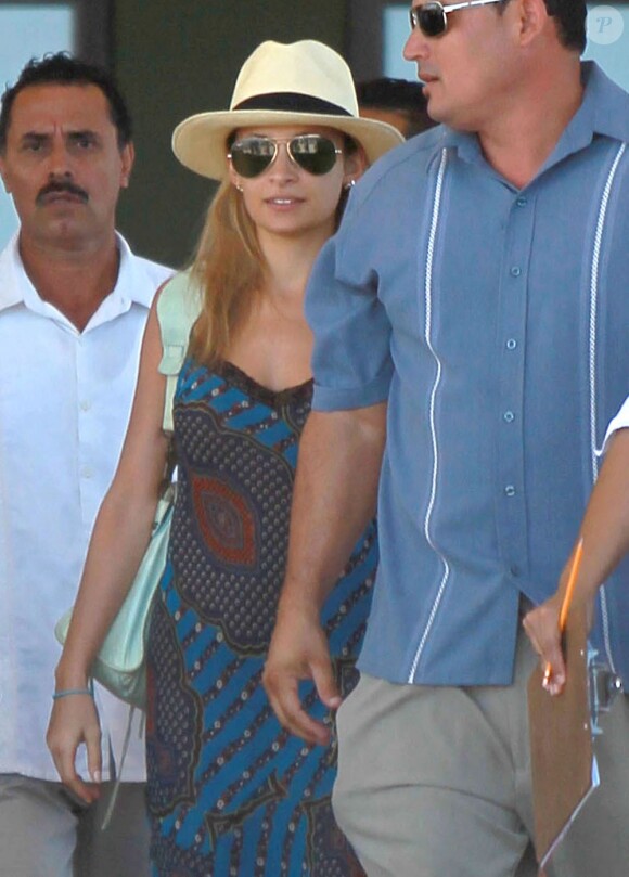 Exclusif - Nicole Richie sous très bonne escorte à son arrivée à l'aéroport international Los Cabos. Le 31 août 2012.